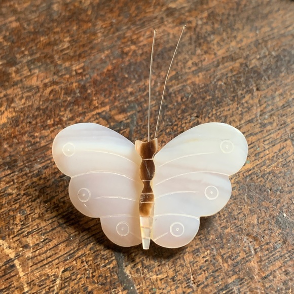 Vintage - Darling Treasure Mother of Pearl (MOP) Shell Butterfly Pin - Perfect - Picture 8 of 10